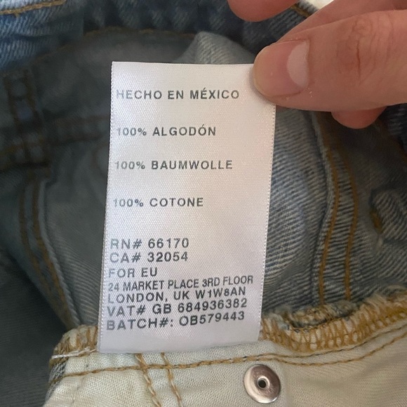 Urban Outfitters BDG Mom High Rise Light Wash Denim Jean Shorts, size 30W - Picture 7 of 9